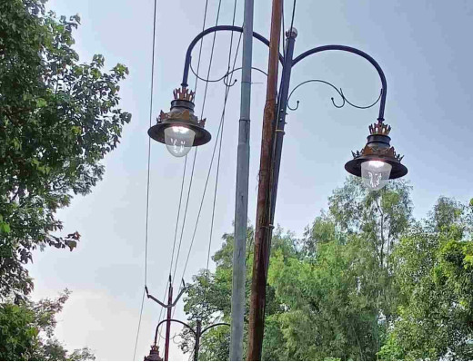 जिलाधिकारी कार्यालय के समीप दिन में जलता है स्ट्रीट लाइट, निगम बेसुध